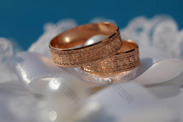 两枚金色结婚戒指