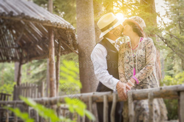 20世纪20年代的浪漫情侣在森林里接吻