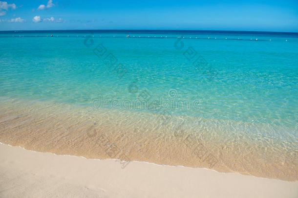 蔚蓝的绿<strong>松石</strong>平静的大海，清澈的蓝天，沙滩和平坦的地平线
