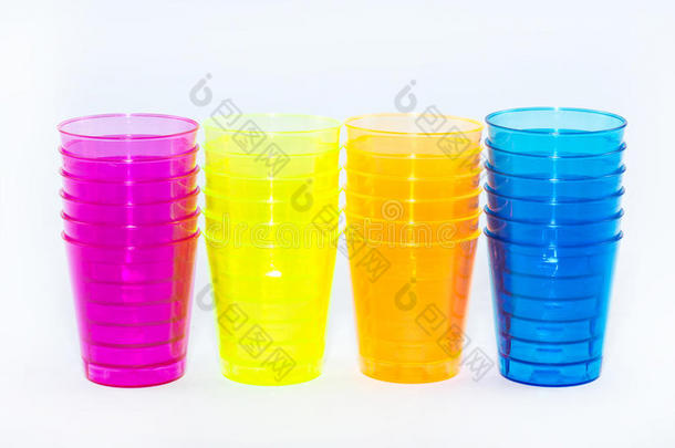 白色背景上的四种颜色的杯子-黄色、橙色、粉红色和蓝色