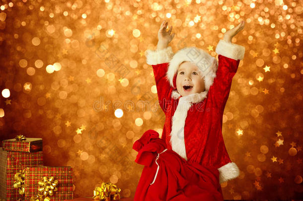 圣诞节的孩子，快乐的孩子送礼物，红色的包，男孩手臂向上