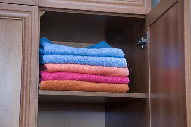 衣柜里架子上的彩色毛巾