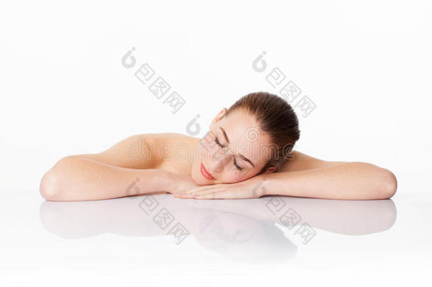 美丽的女人睡觉后，清洁，<strong>补水</strong>和舒缓皮肤治疗
