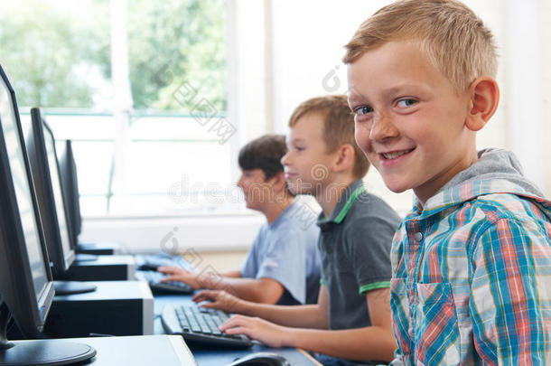 小学男生电脑班