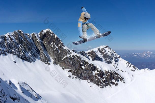 在山上飞滑雪板，极限运动