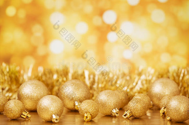 圣诞场景，金色饰品，金色背景