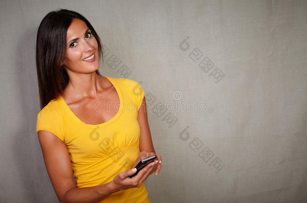 自信的女人拿着手机微笑