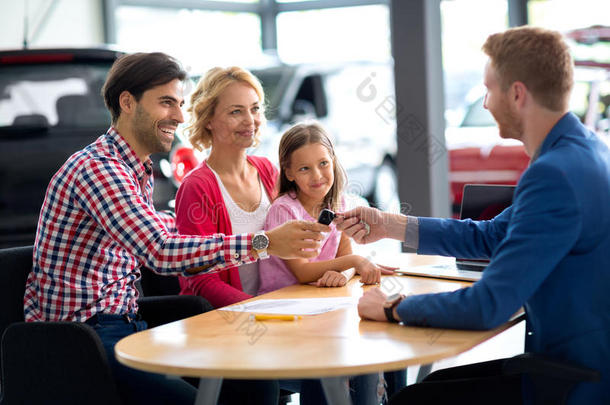 汽车经销商向年轻家庭出售新车