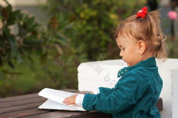 小女孩在看书。
