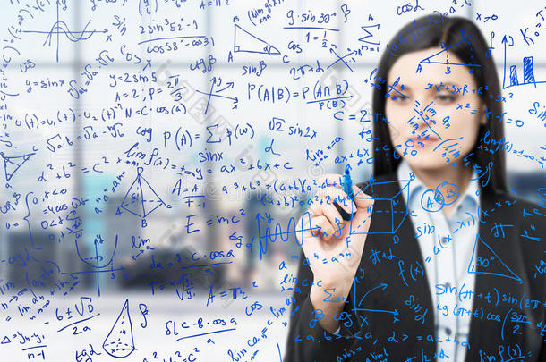 一个女人在玻璃屏幕上写下数学公式。 现代全景办公室与纽约景观在模糊的背面
