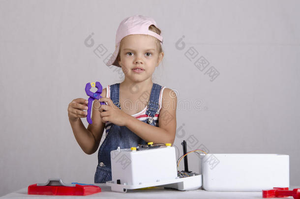 女孩修理玩具小家电