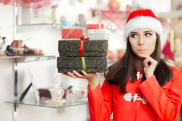 好奇的圣诞女孩在礼品礼物在礼品店