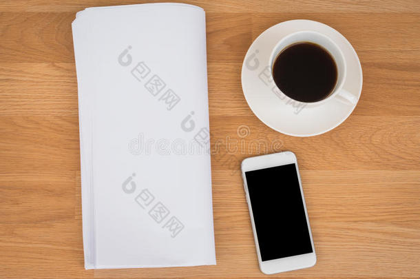 空白报纸，空空间和咖啡杯，手机mo