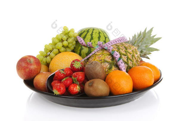 <strong>大盘</strong>子里有很多健康的水果和测量胶带