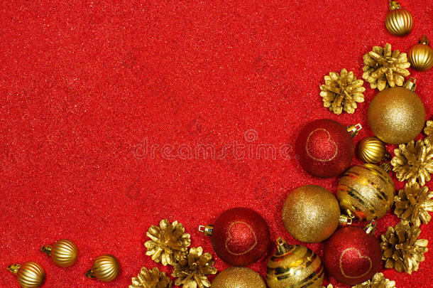 圣诞节日背景与红色和金色球和松树公司