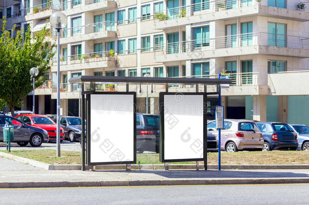 公共汽车站的空白广告牌-户外广告