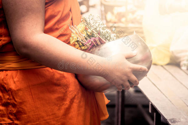 佛教僧侣持有和尚的施舍碗