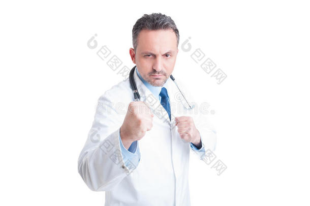 英俊的医生或医生表现出拳头和威胁