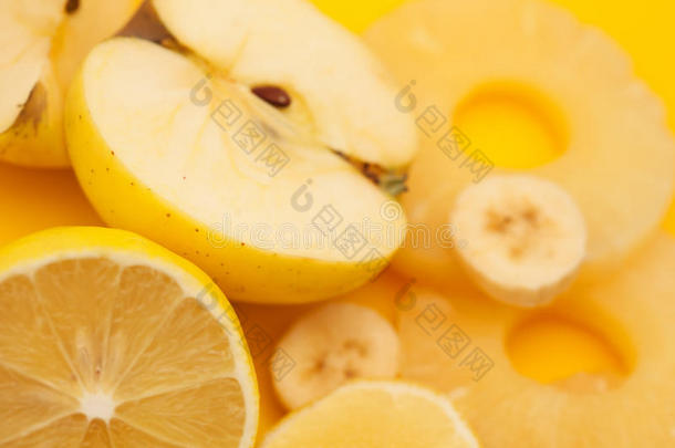 新鲜水果：香蕉、苹果、菠萝和柠檬