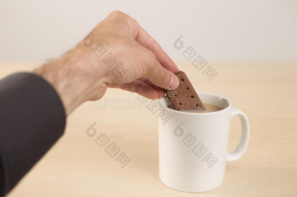 把巧克力饼干扔进茶里