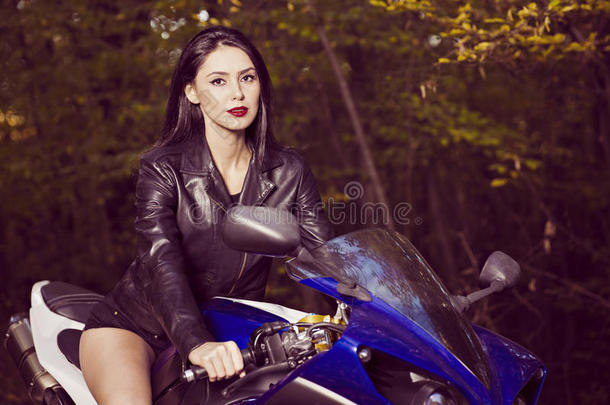 骑摩托车的美女