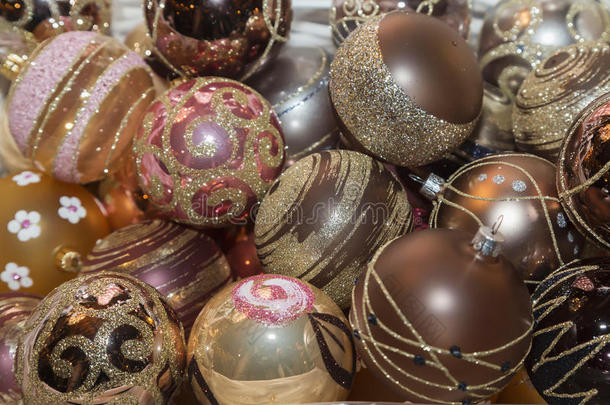 圣诞球，圣诞树的传统装饰品，金棕色组合