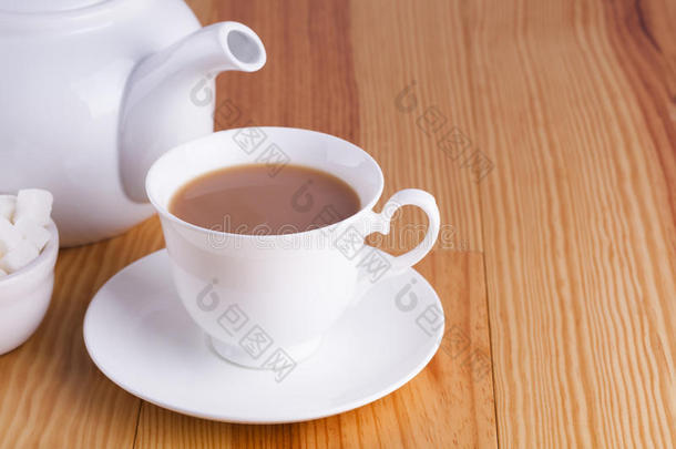一杯传统的英国茶茶壶和糖块