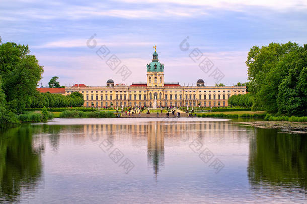 夏洛滕堡皇家宫殿在柏林，德国，从t湖观看