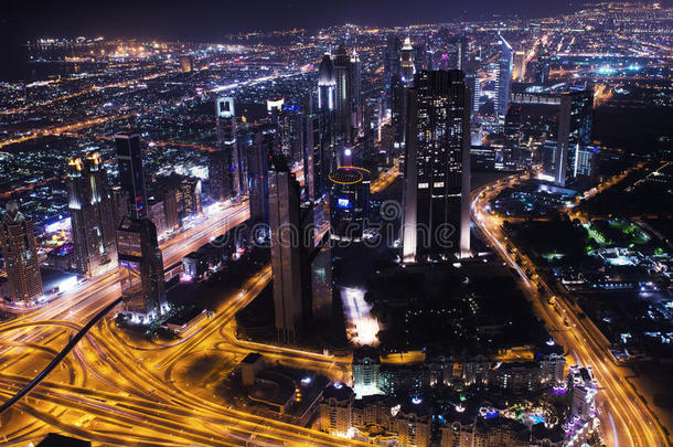 迪拜市中心未来主义城市霓虹灯