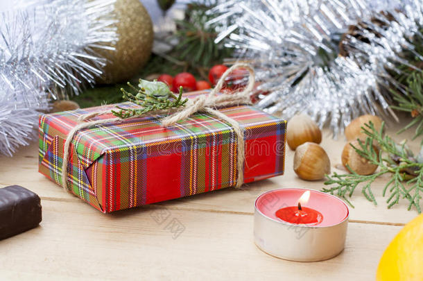 圣诞<strong>礼盒</strong>和红烛，<strong>新年</strong>和圣诞装饰，中间<strong>水果</strong>和金属丝