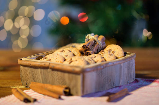 把圣诞燕<strong>麦饼</strong>干放在木桌上