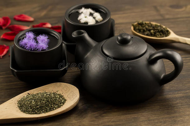 黑茶壶，两个杯子，<strong>采茶</strong>，花。