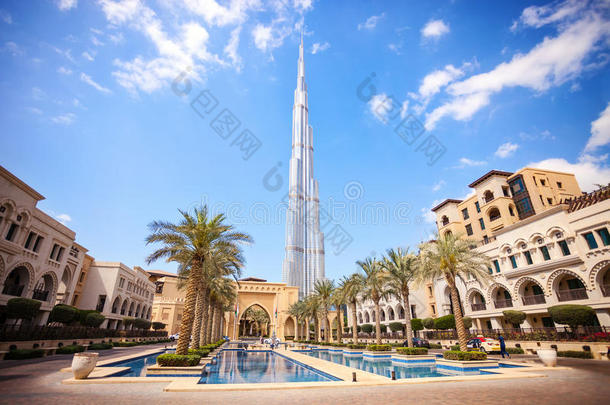 迪拜，阿联酋-2月24日-迪拜哈利法，世界上最高的建筑，829.8米高。 图片
