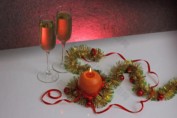 贺卡模板由金色和绿色金属丝与红色圣诞球，红色丝带，橙色蜡烛和两杯倒角