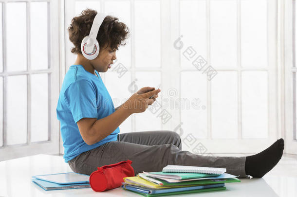 快乐的男孩用书听音乐