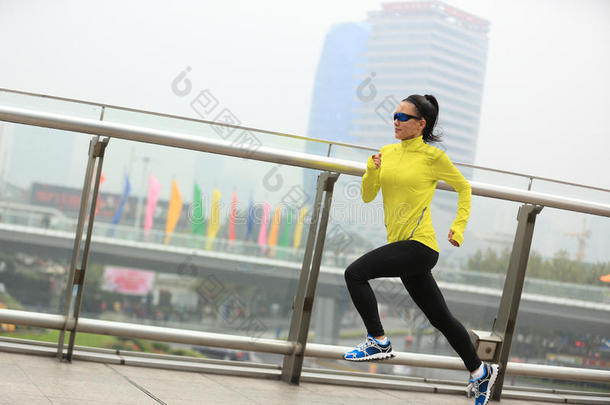 健身女跑步者在上海跑步