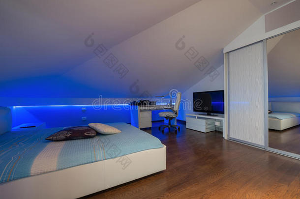 卧室在豪华阁楼公寓-拍摄在低光，以突出蓝色<strong>LED灯</strong>的气氛