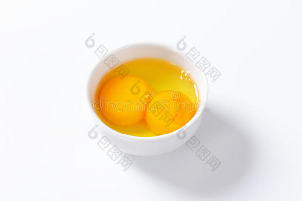 鸡蛋清和蛋黄在碗里