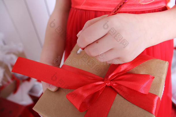 用红丝带绑着礼物的盒子。