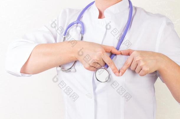 医生在胸部水平显示心脏形状
