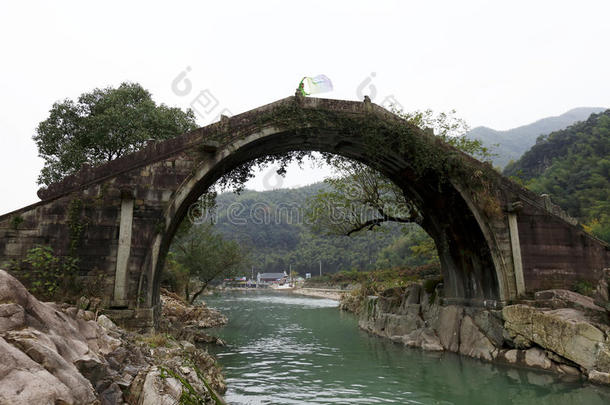 上海附近山区的一座古老的石拱桥