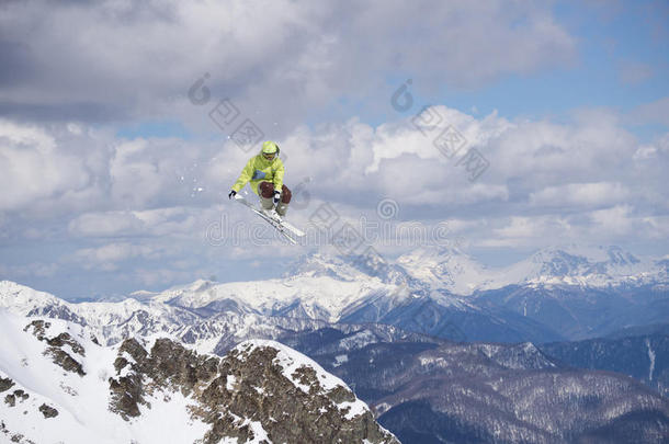 在山上飞<strong>滑雪</strong>者，<strong>极限</strong>运动