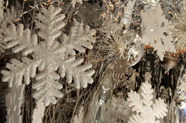 圣诞装饰品和雪花挂在店面橱窗里