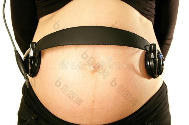 怀抱孕妈咪肚子抱着耳机音乐为b