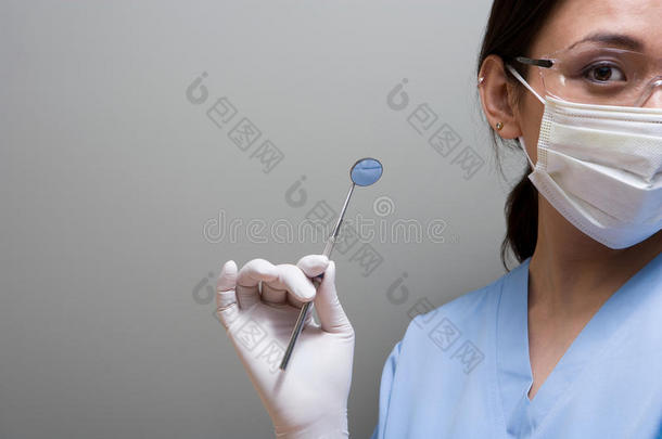 牙医拿着一块牙科设备