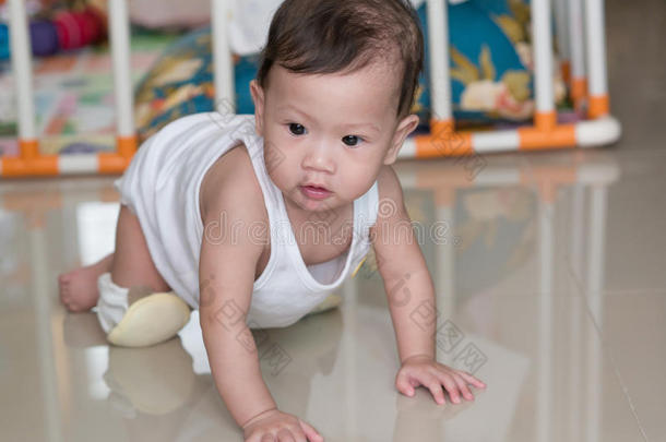 亚洲婴儿在她的房子里爬行。