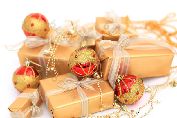 <strong>金色</strong>礼品盒，<strong>金色</strong>丝带和圣诞球在白色