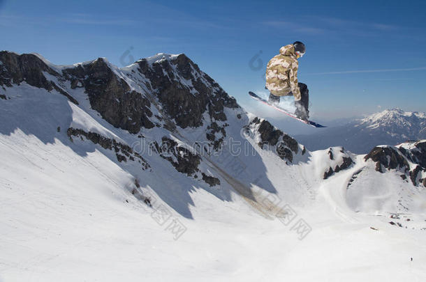 在山上飞滑雪板。 极限运动