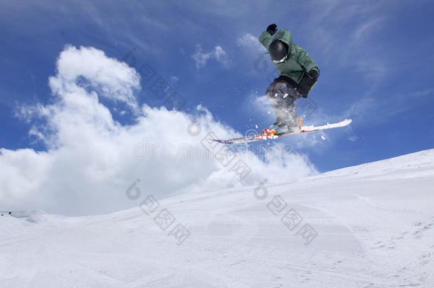 在山上飞滑雪者。 极限运动
