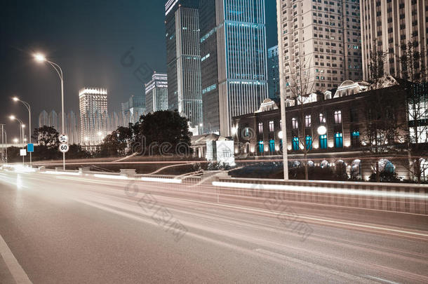 城市建筑街道场景和夜晚的道路